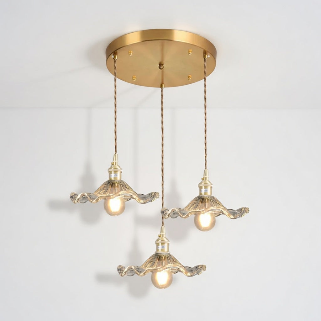 FloraLuxe | Élégante Suspension Fleurie en Verre et Laiton