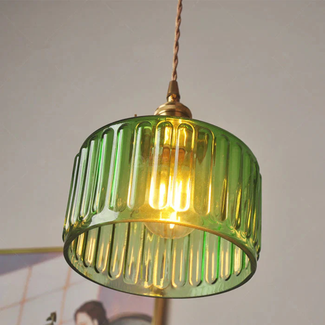 VerreNoble | Élégante Lampe Suspendue en Verre Vert et Laiton 4